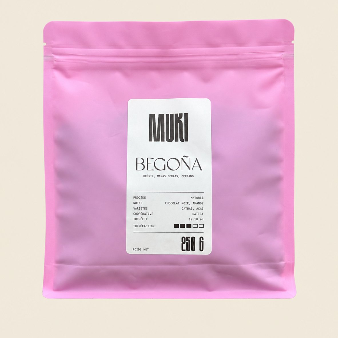Paquet de café BEGOÑA du Brésil photographié sur fond rose – MUKI